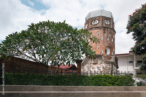 El Fortín de Heredia, icónica torre de ladrillo en el centro de Heredia, Costa Rica. Patrimonio cultural, símbolo de la ciudad y atractivo turístico en un entorno urbano.