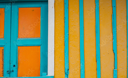 primer plano de fachada de casa tradicional con colores vivos 