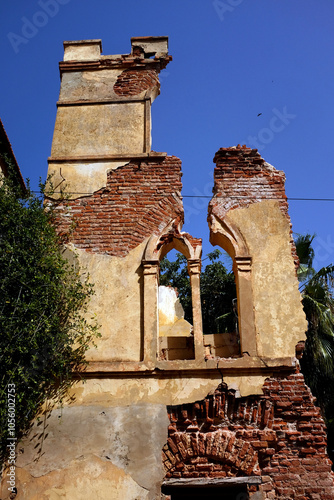 ancienne tour en ruine dans l'ancienne ville coloniale de Saint Louis du Sénégal en Afrique de l'Ouest