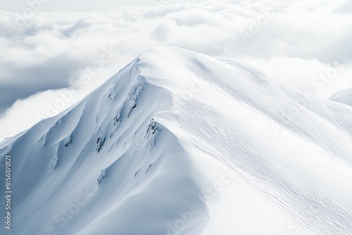 Pentes immaculées de haute montagne sculptées par le vent 