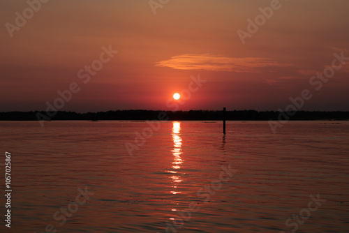 dettagli di un bellissimo tramonto rosso e arancione sul mare