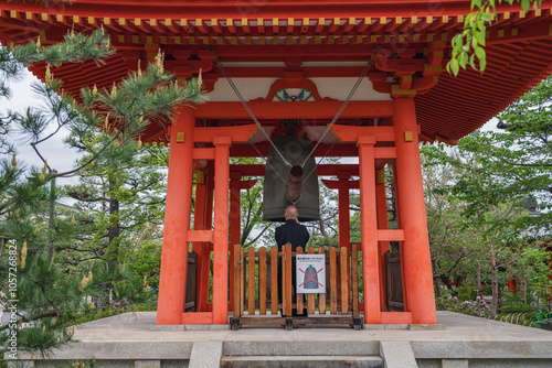 京都 三十三間堂（国宝）鐘楼と僧侶