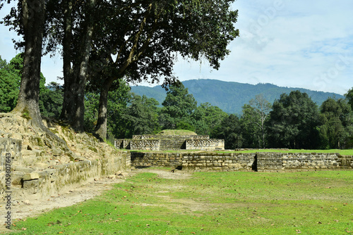 Pirámide y muros perimetrales en las ruinas de Iximché, ciudad antigua construida por los antepasados Kaqchikeles en Guatemala.