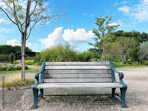 公園にあるベンチと青空