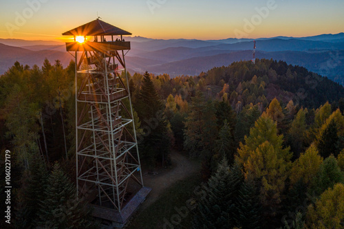 Malnik Beskid Sądecki, zachód słońca, jesień.