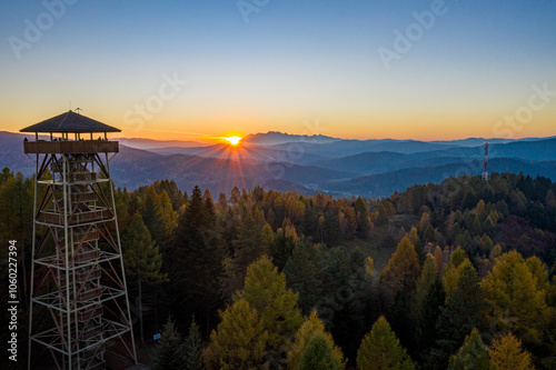 Malnik Beskid Sądecki, zachód słońca, jesień.