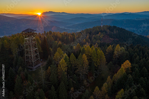 Malnik Beskid Sądecki, zachód słońca, jesień.