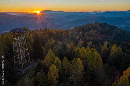 Malnik Beskid Sądecki, zachód słońca, jesień.