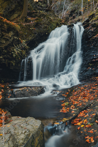  Malerischer Wasserfall am Rammelsberg im Harz 