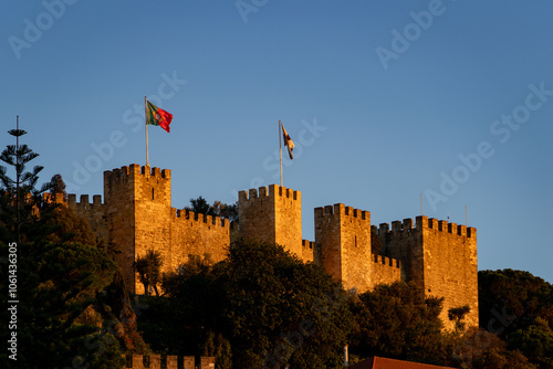 Die schöne Altstadt Lissabon in Portugal mit Burgen alten Gebäuden und Straßen und Baukunst