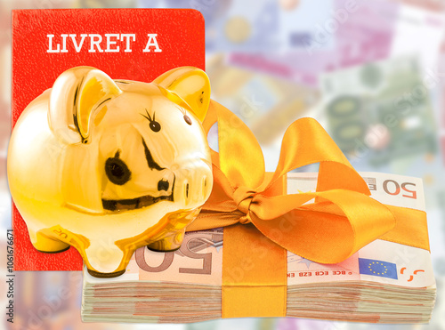 Tirelire, livret A et liasse de billets cadeaux 