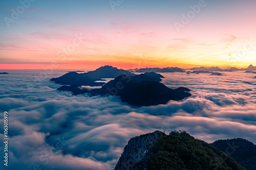 Wolkenmeer über dem Hervorstand am Walchensee vor dem Sonnenaufgang