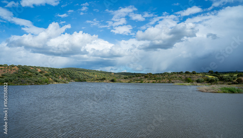 Pantano artificial tras la presa.