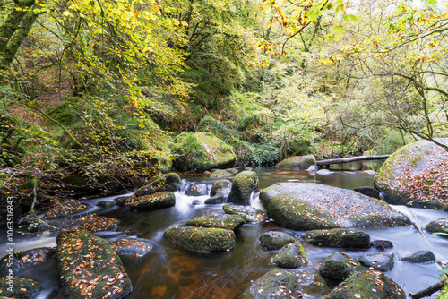 En automne, la rivière d’Argent révèle toute sa magie, glissant doucement entre les chaos granitiques et les feuilles colorées de la forêt d'Huelgoat.