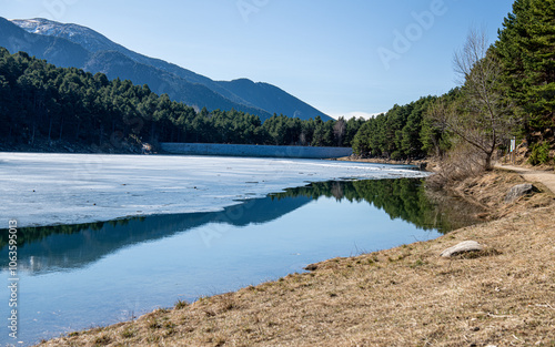 Paisaje del lago de Engolasteis en Encamp , por el camino de las Pardinas. Municipio de Andorra un día soleado de febrero.