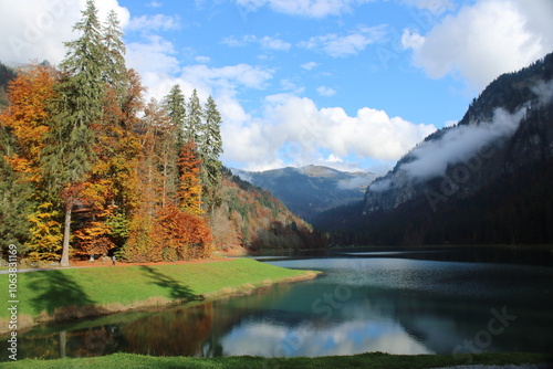 paysage automnal sur le lac Montriond situé dans le Chablais, Alpes 