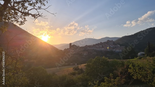 Le village catalan de Mosset au coucher du soleil