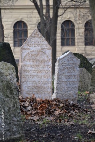 Tombes dans le vieux cimetière juif de Prague, dans l'ancien quartier juif de Josefov dans la Vieille Ville