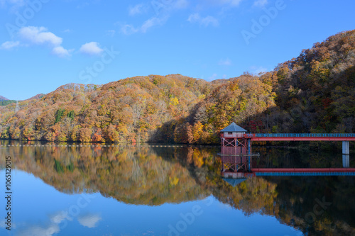 秋の紅葉を映す上磯ダム