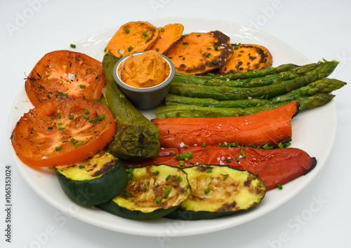 Diferentes verduras asadas en un restaurante mediterráneo