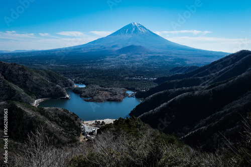 冬の精進峠から精進湖と富士山を望む