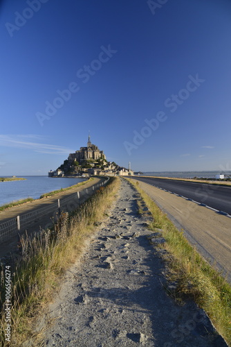 Mont Saint-Michel, sidewalk, road, vertical rectangle, 2012, France / モンサンミッシェル 歩道 道 道路 縦長 長方形, 2012年 フランス