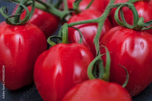 rote Tomaten auf einer Schiefertafel