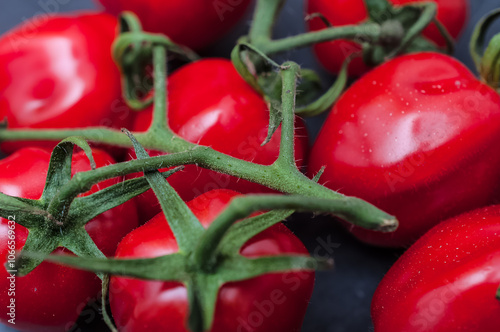 rote Tomaten auf einer Schiefertafel