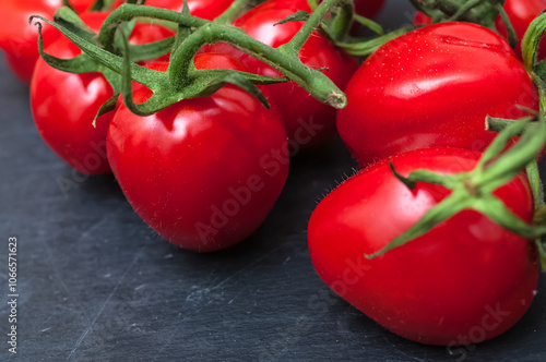 rote Tomaten auf einer Schiefertafel