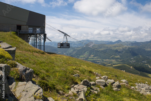 téléphérique arrivant de la station Le Lioran au Plomb du Cantal dans le Massif Central en été en France