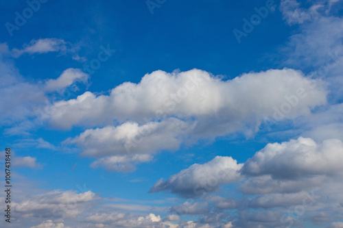 Błękitne niebo z chmurami. Blue sky with clouds. 