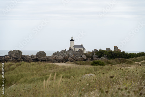 Niché sur la côte de Brignogan, le phare de Pontusval veille sur les flots bretons, offrant une vue magnifique, entouré de plages et de formations rocheuses.