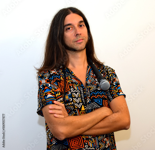 giovane cantante rock con capelli lunghi e microfono anche insegnante in scuola di musica e canto