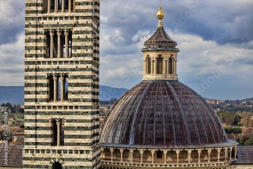 siena, italien - kuppel und campanile der kathedrale