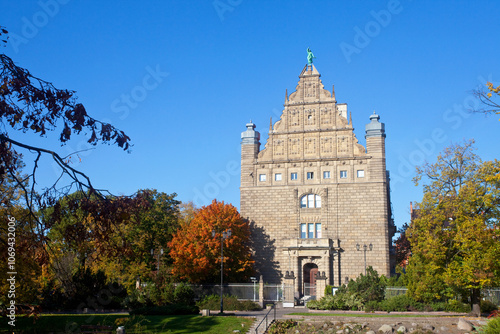 Reprezentacyjny gmach z początku XX wieku, siedziba muzeum uniwersyteckiego, Toruń, Polska 