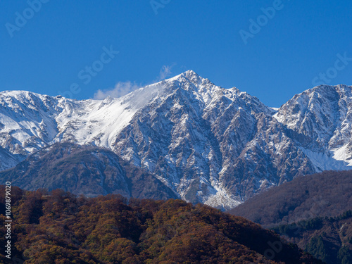 快晴の空と冠雪の北アルプス 長野県白馬村