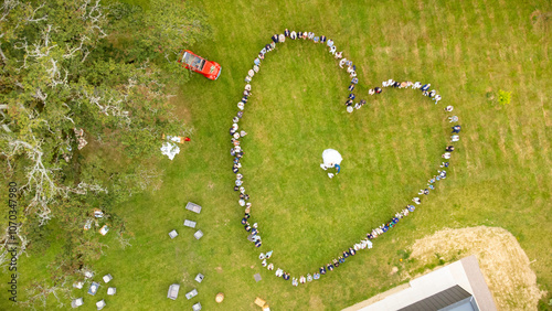 Photo aérienne d'un groupe en forme de coeur, mariage 