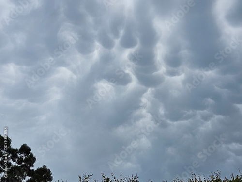 Nubes bajas en cielo tropical