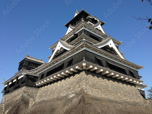 青空に映える日本の熊本城 