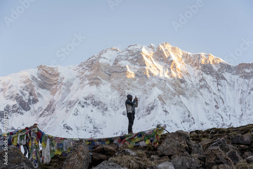 Mochileros disfrutando de la cara Sur del Annapurna tiene unos 3000 metros de desnivel, se trata de una de las paredes más altas de la Tierra. (Nepla,Pokhara)