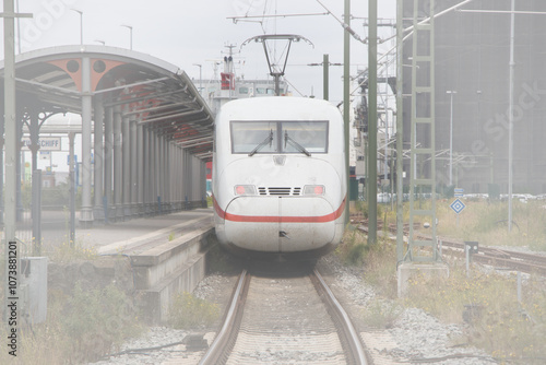 ICE_Schnellzug der Deutschen Bahn, wartend auf die Fähre von Borkum