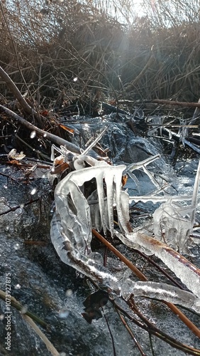 Eiszapfen leuchten in der Sonne, Tauwetter , Frost