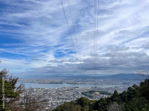 山から大津市の琵琶湖に架かる近江大橋を望む