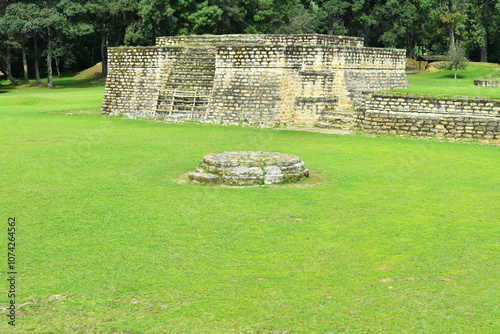 Altar principal en la plaza central para ofrecer rituales a los dioses Kaqchikeles en las ruinas de Iximché. Guatemala.