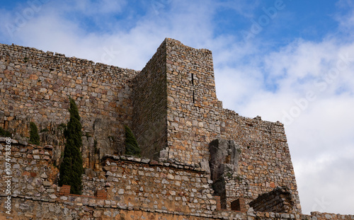 Castillo antiguo en la montaña.