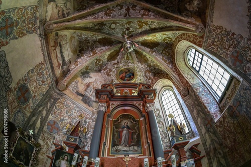 Polichromie na sklepieniu i ścianach prezbiterium kościoła w Zbyszycach.