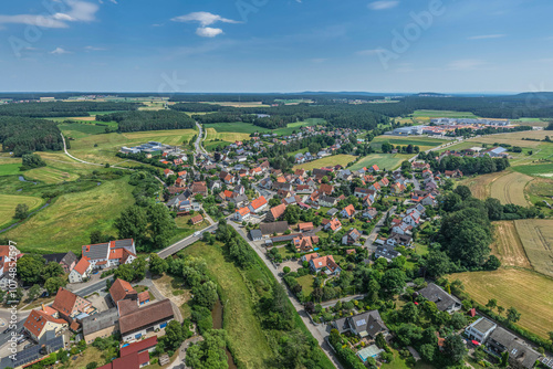 Die Ortschaft Wassermungenau, Stadtteil von Abenberg in Mittelfranken von oben