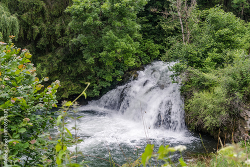 Gieß Wasserfall in voller Pracht mit sehr viel Wasser anch starkem Regen