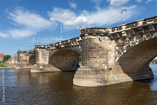 Die Augustusbrücke, eine Gewölbebrücke von 1910 über die Elbe in Dresden, Sachsen. Die Brücke verbindet Altstadt und Neustadt. Am Pfeiler rechts ist der Pegel Dresden zu sehen.