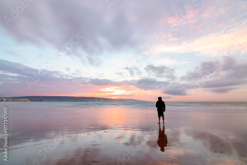 Al amanecer con calma total en la playa